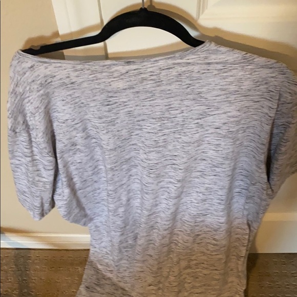 Soft gray tee with black pocket - Picture 4 of 6